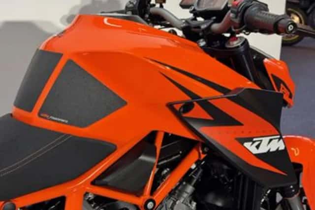 KTM 1290 SuperDuke R (2016) thumbnail 6
