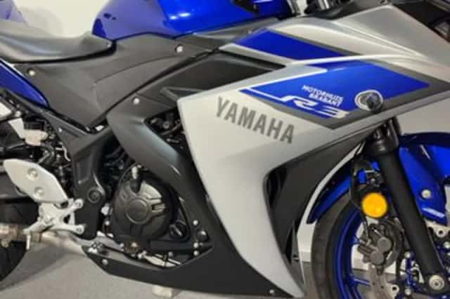 YAMAHA YZF R3 (2015) thumbnail 2