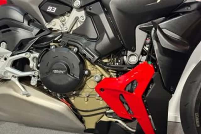 Ducati Streetfighter V4 (2025) thumbnail 2