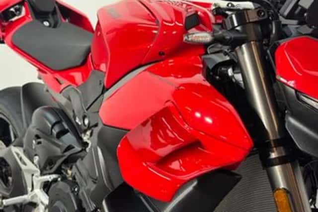 Ducati Streetfighter V4 (2025) thumbnail 5