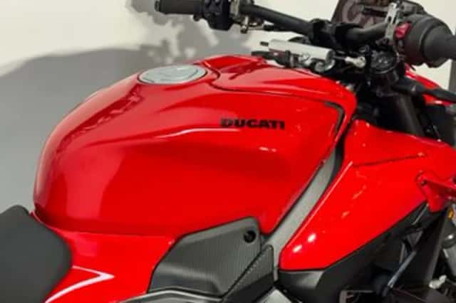 Ducati Streetfighter V4 (2025) thumbnail 6