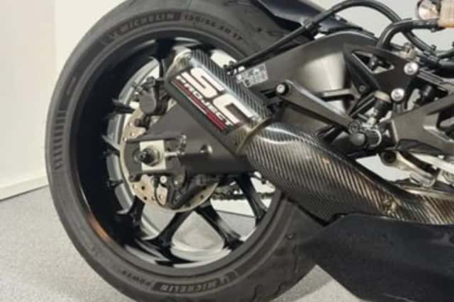 Yamaha YZF-R1 (2022) thumbnail 3