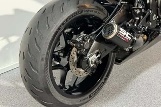 Yamaha YZF-R1 (2022) thumbnail 4