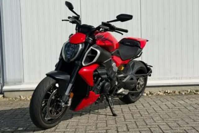 Ducati Diavel V4 (2023) thumbnail 3