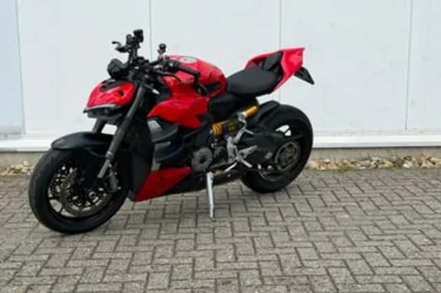 Ducati Streetfighter V2 (2023) thumbnail 3