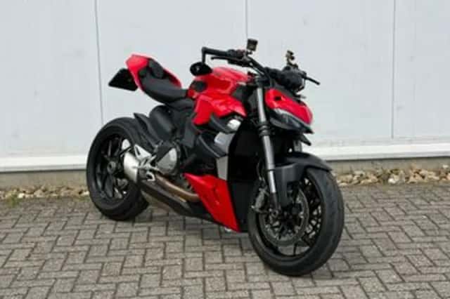 Ducati Streetfighter V2 (2023) thumbnail 4