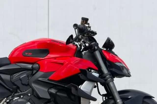 Ducati Streetfighter V2 (2023) thumbnail 6