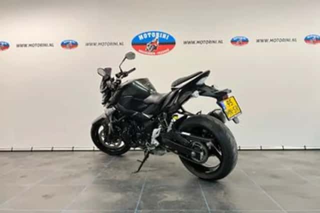 Suzuki GSR 750 A (2015) thumbnail 2