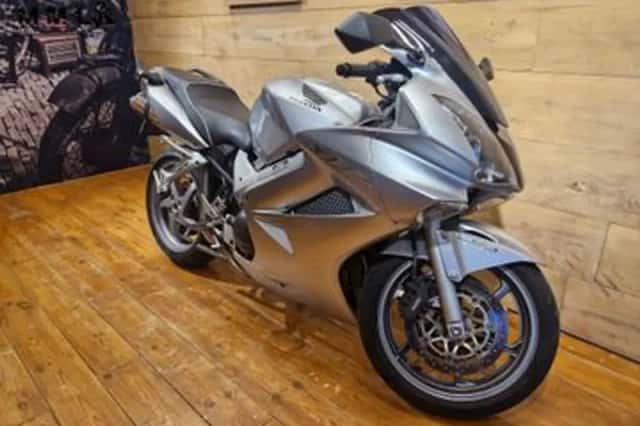 Honda VFR800 (2005) thumbnail 3