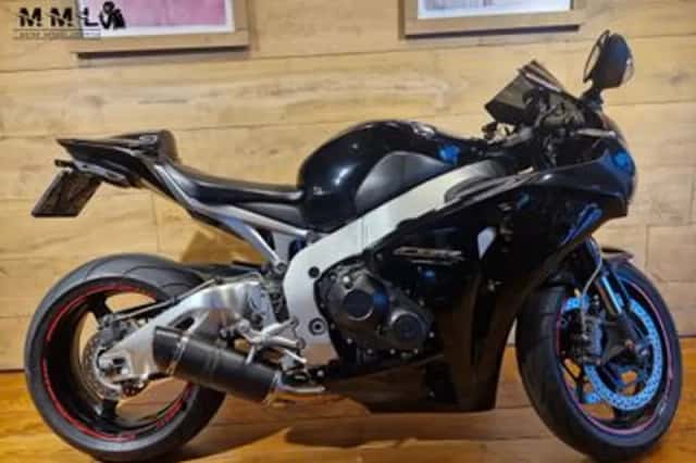 Honda CBR 1000 RR Fireblade (2011) thumbnail 1