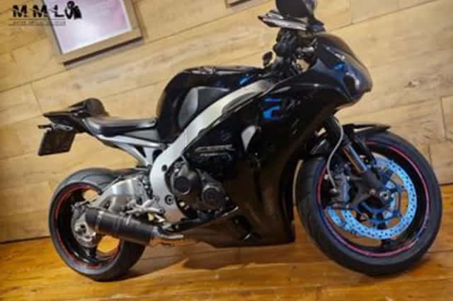 Honda CBR 1000 RR Fireblade (2011) thumbnail 2