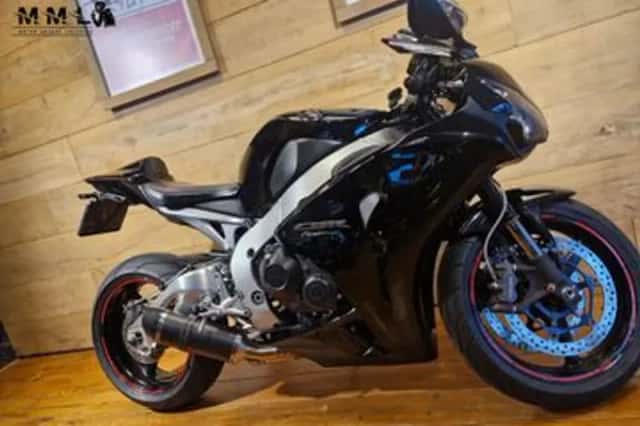 Honda CBR 1000 RR Fireblade (2011) thumbnail 3