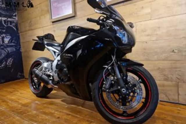 Honda CBR 1000 RR Fireblade (2011) thumbnail 4