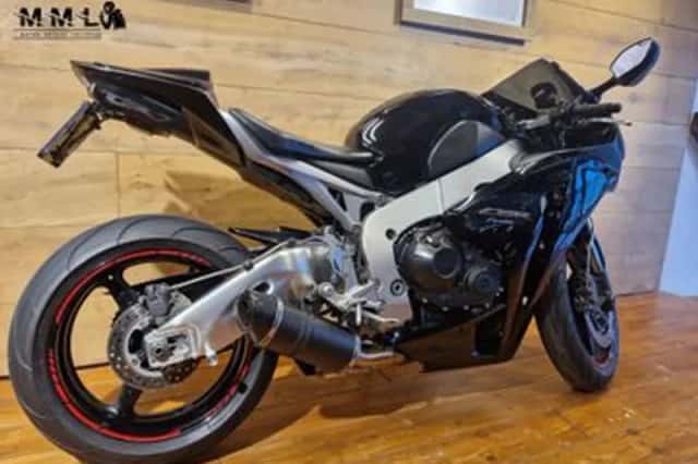 Honda CBR 1000 RR Fireblade (2011) thumbnail 5