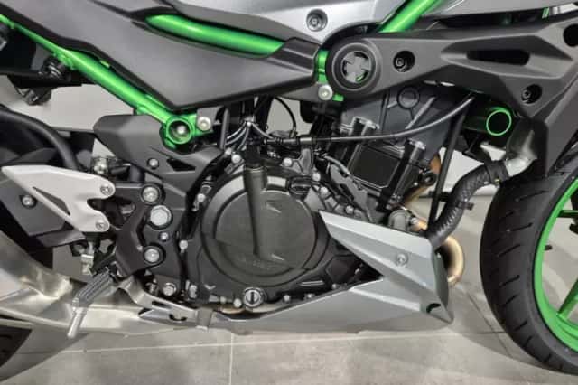 Kawasaki Z 500 SE (2025) thumbnail 4