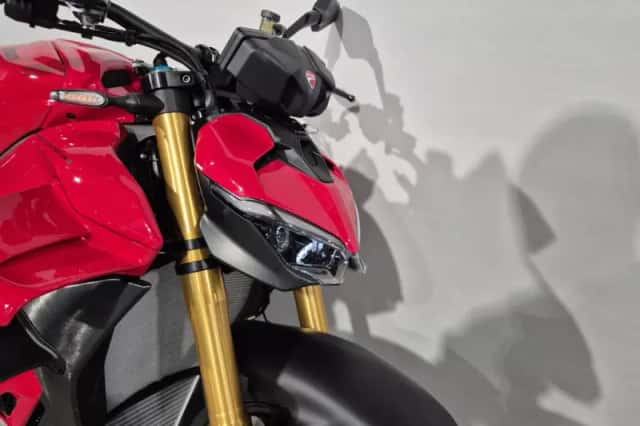 Ducati Streetfighter V4S (2025) thumbnail 2