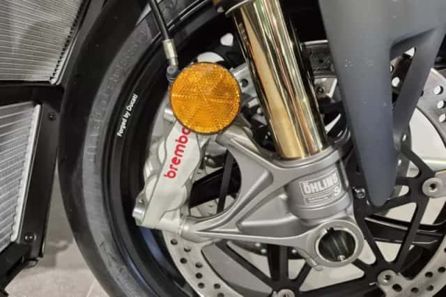 Ducati Streetfighter V4S (2025) thumbnail 4