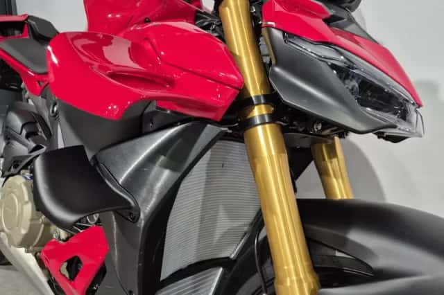 Ducati Streetfighter V4S (2025) thumbnail 5