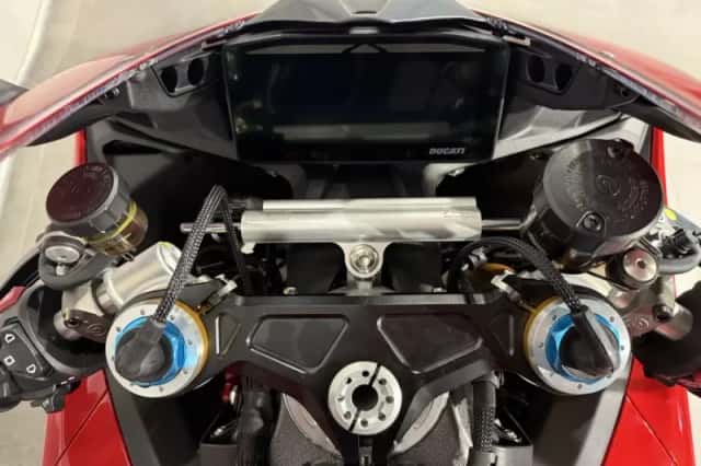 Ducati Panigale V4S (2024) thumbnail 3