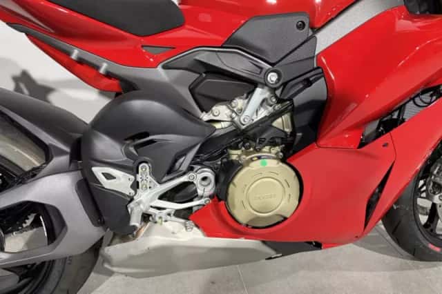 Ducati Panigale V4S (2024) thumbnail 6