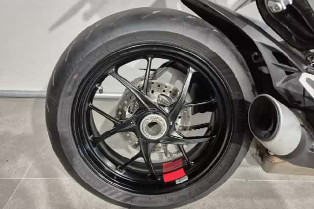 Ducati Streetfighter V2 (2024) thumbnail 5