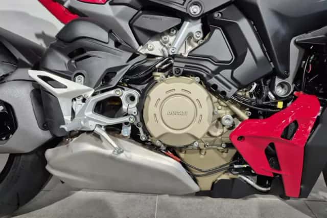 Ducati Streetfighter V4 (2026) thumbnail 4