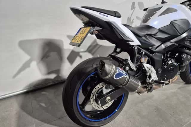 Suzuki GSR750 (2016) thumbnail 6