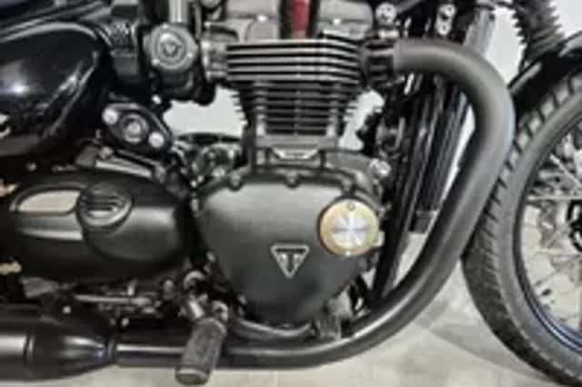 Triumph Bonneville Bobber (2017) thumbnail 2