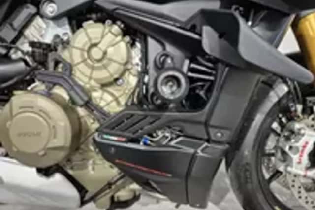 Ducati Streetfighter V4S (2022) thumbnail 2