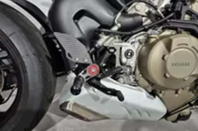 Ducati Streetfighter V4S (2022) thumbnail 3