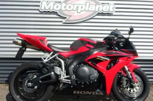 Honda CBR 1000 RR FIREBLADE (2006) thumbnail 1