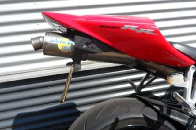 Honda CBR 1000 RR FIREBLADE (2006) thumbnail 3