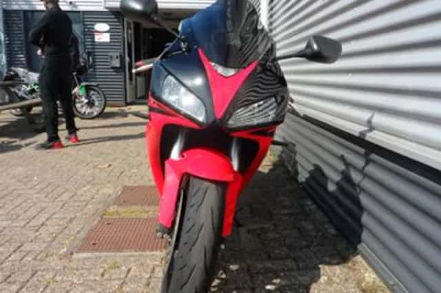 Honda CBR 1000 RR FIREBLADE (2006) thumbnail 5