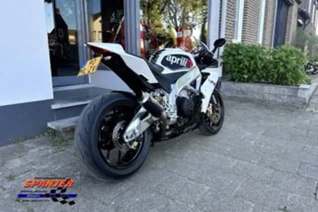 Aprilia RSV 4R (2010) thumbnail 3