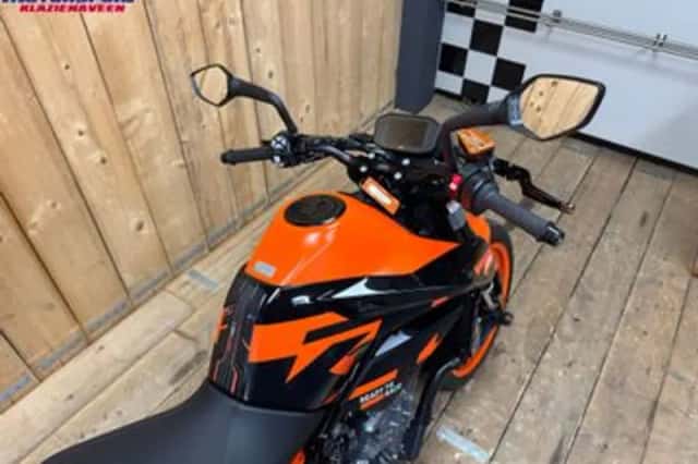 KTM 890 DUKE GP (2022) thumbnail 4