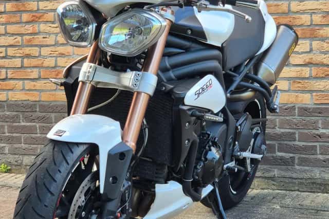 Triumph Speed Triple 1050 (2011) thumbnail 1