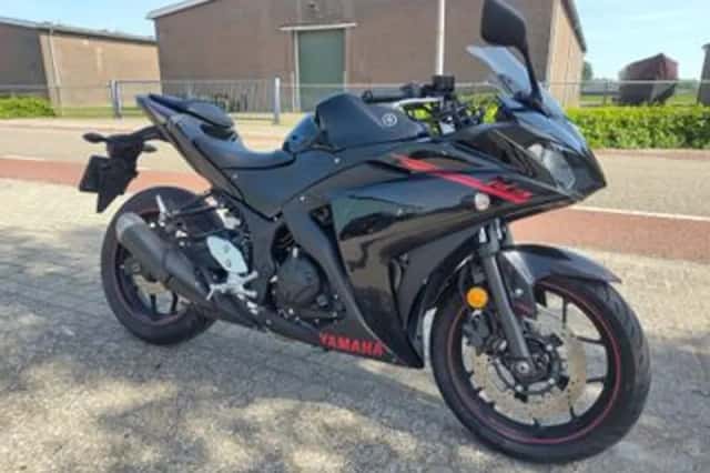 YAMAHA YZF R3 (2015) thumbnail 1