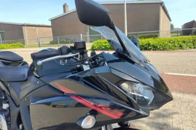 YAMAHA YZF R3 (2015) thumbnail 3