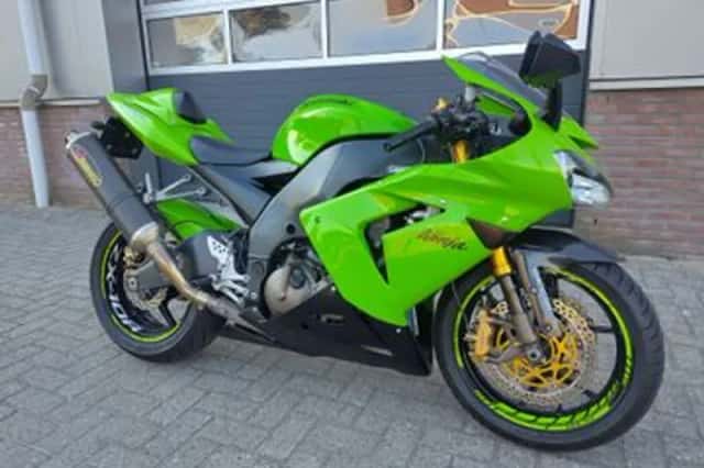 Kawasaki ZX 10R Ninja (2004) thumbnail 1