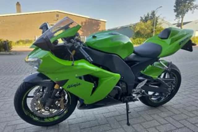 Kawasaki ZX 10R Ninja (2004) thumbnail 2