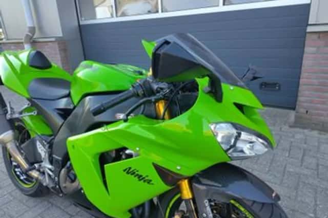 Kawasaki ZX 10R Ninja (2004) thumbnail 3