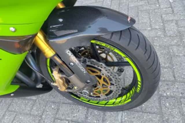 Kawasaki ZX 10R Ninja (2004) thumbnail 4