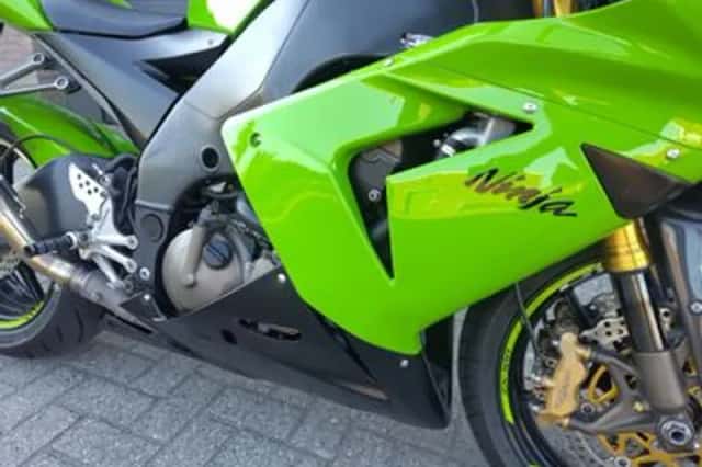 Kawasaki ZX 10R Ninja (2004) thumbnail 5