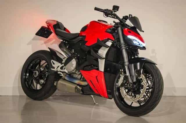 Ducati Streetfighter V2 (2022) thumbnail 1