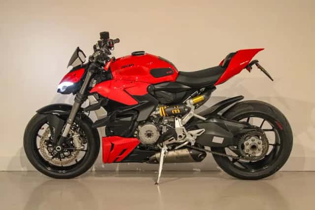 Ducati Streetfighter V2 (2022) thumbnail 3