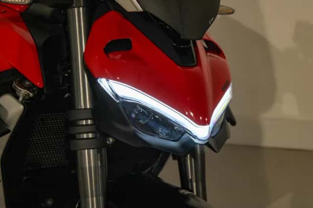 Ducati Streetfighter V2 (2022) thumbnail 6