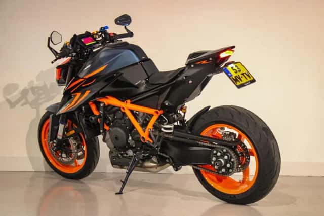KTM 1290 Super Duke R EVO (2023) thumbnail 2