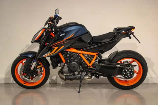KTM 1290 Super Duke R EVO (2023) thumbnail 3