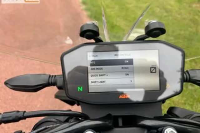 KTM 890 Duke (2022) thumbnail 2