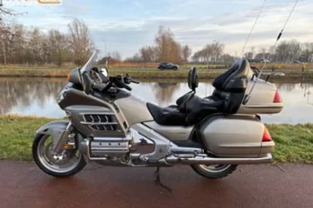 Honda GL 1800 Goldwing Touring Deluxe (2003) thumbnail 1